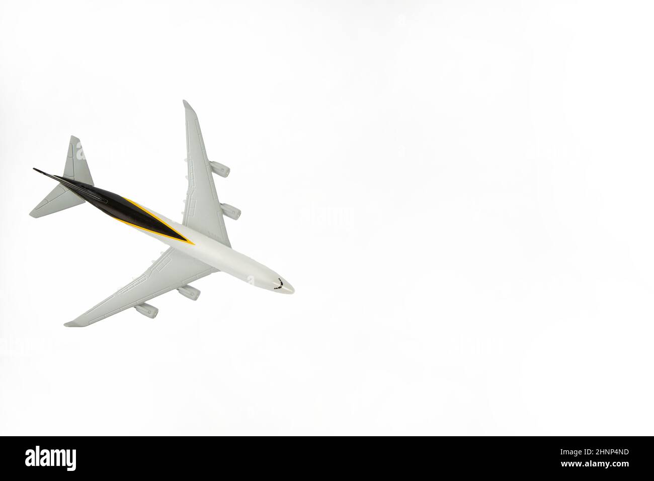 Volo commerciale aereo jet passeggeri decollo aereo. Isolato su sfondo bianco e spazio di copia Foto Stock