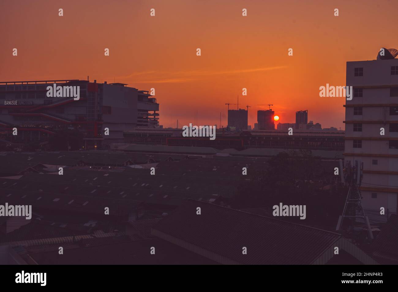 Panorama della capitale. Paesaggio urbano al tramonto colorato cielo nuvoloso crepuscolo Foto Stock