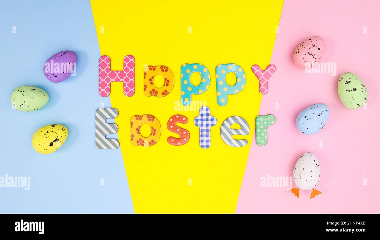 Buona Pasqua creativa sfondo con uova formiche testo su tema vibrante. Biglietto d'auguri piatto per le vacanze. Foto Stock