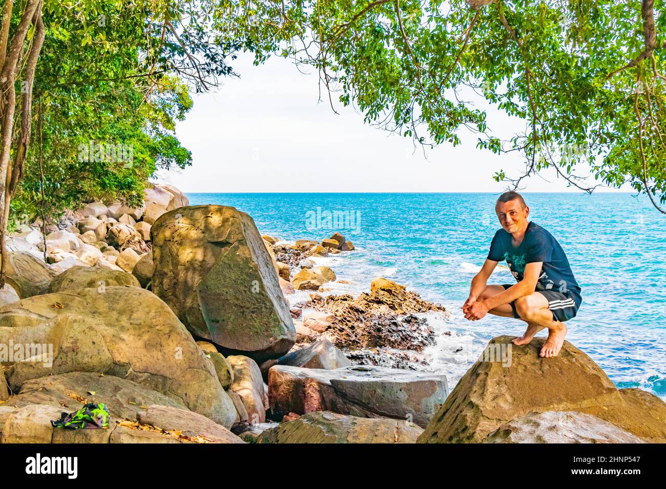 Piccola spiaggia di sabbia Lamru Nationalpark Khao Lak Phang-nga Thailandia. Foto Stock