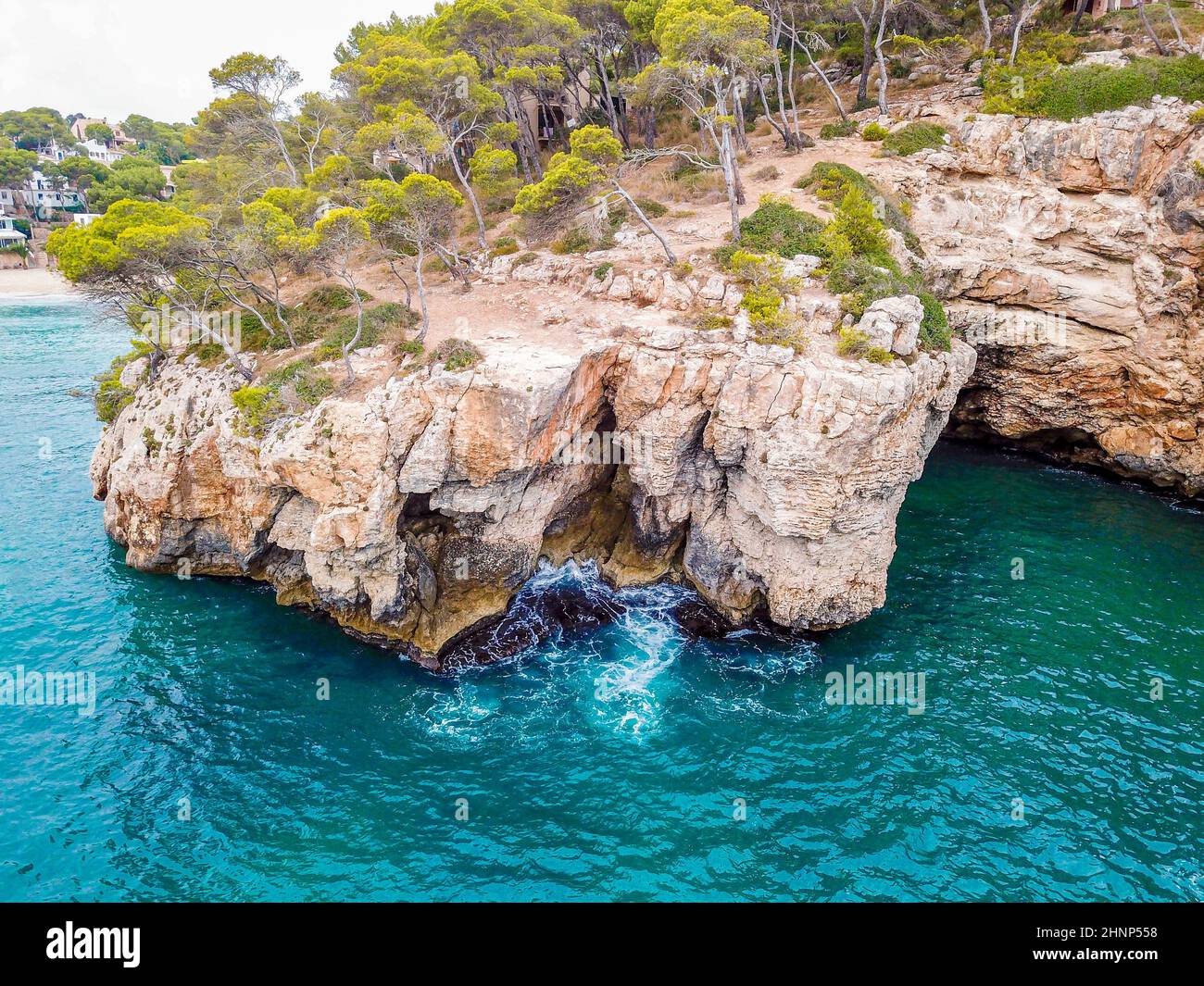 Colpo di drone panoramico della baia di Cala Santanyí, Maiorca, Spagna. Foto Stock