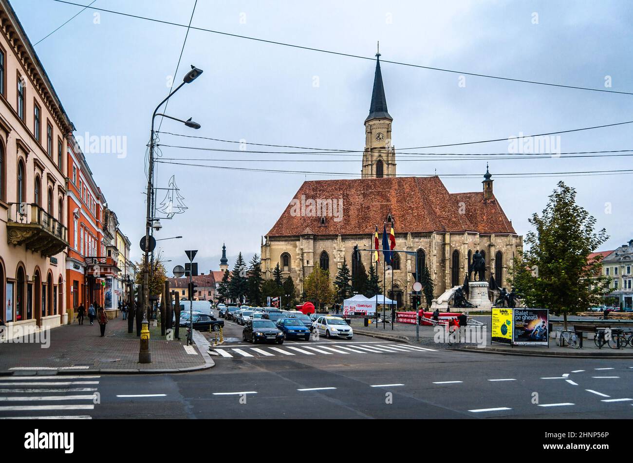 CLUJ-NAPOCA, ROMANIA - 14 NOVEMBRE 2013: Paesaggio urbano, architettura nella città di Cluj-Napoca, Transilvania, Romania Foto Stock