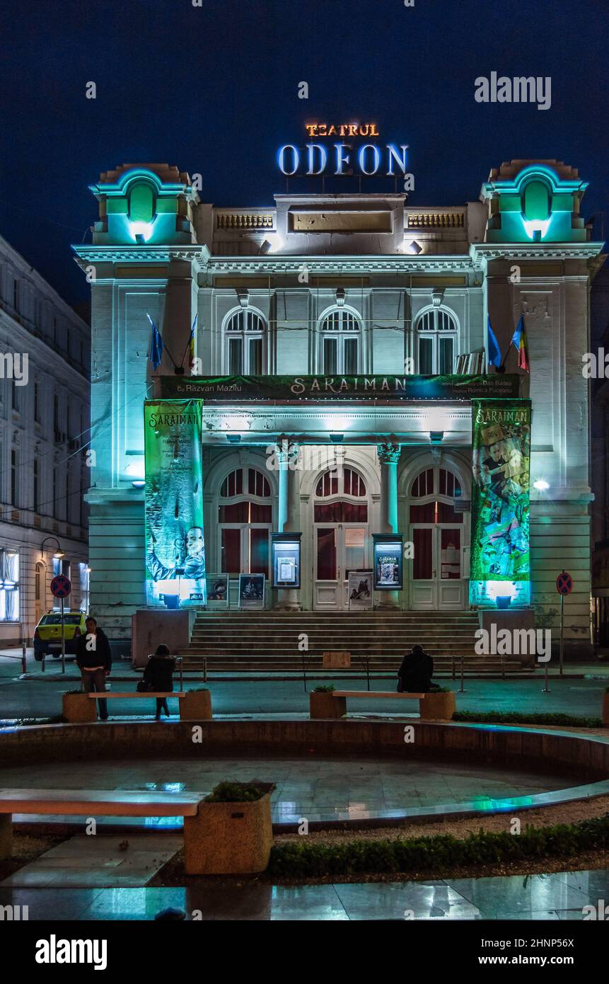BUCAREST, ROMANIA - 17 NOVEMBRE 2013: Scena notturna urbana a Bucarest, Romania, vista del Teatro Odeon, uno dei più noti luoghi di arti dello spettacolo a Bucarest. Foto Stock