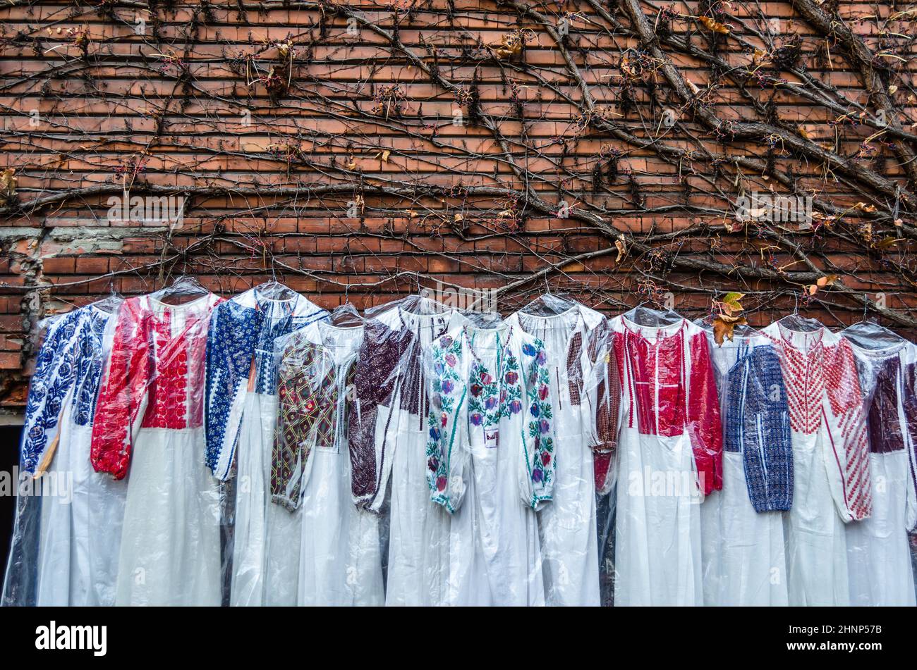BUCAREST, ROMANIA - 10 NOVEMBRE 2013: Costumi popolari tradizionali rumeni in vendita in una fiera a Bucarest Foto Stock