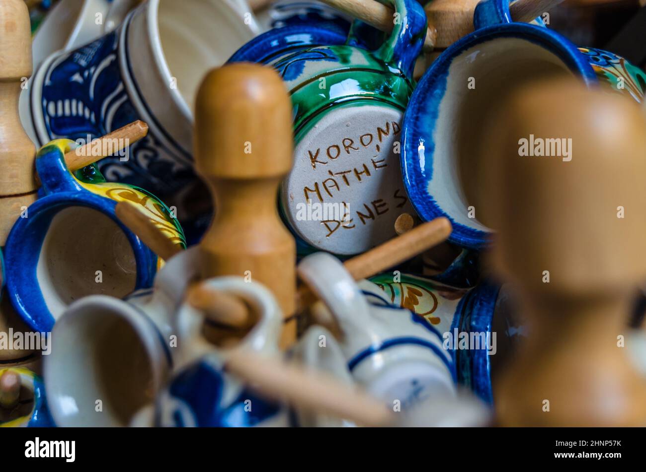 BUCAREST, ROMANIA - 10 NOVEMBRE 2013: Ceramiche popolari rumene in vendita in una fiera di prodotti tradizionali a Bucarest Foto Stock