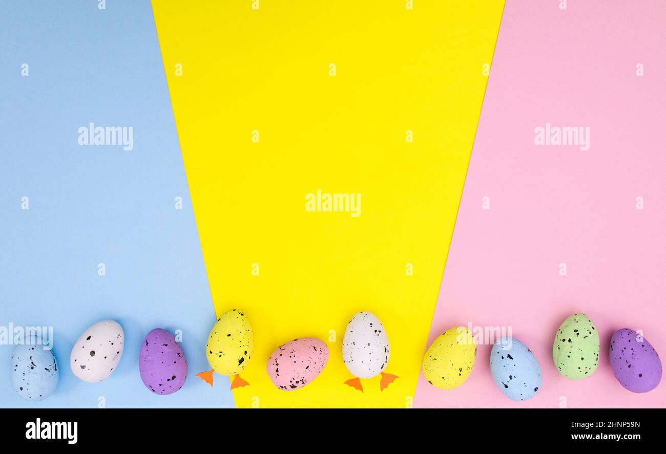 Sfondo vibrante spazio copia per Pasqua con uova colorate. Concetto creativo di primavera. Disposizione piatta minima. Foto Stock