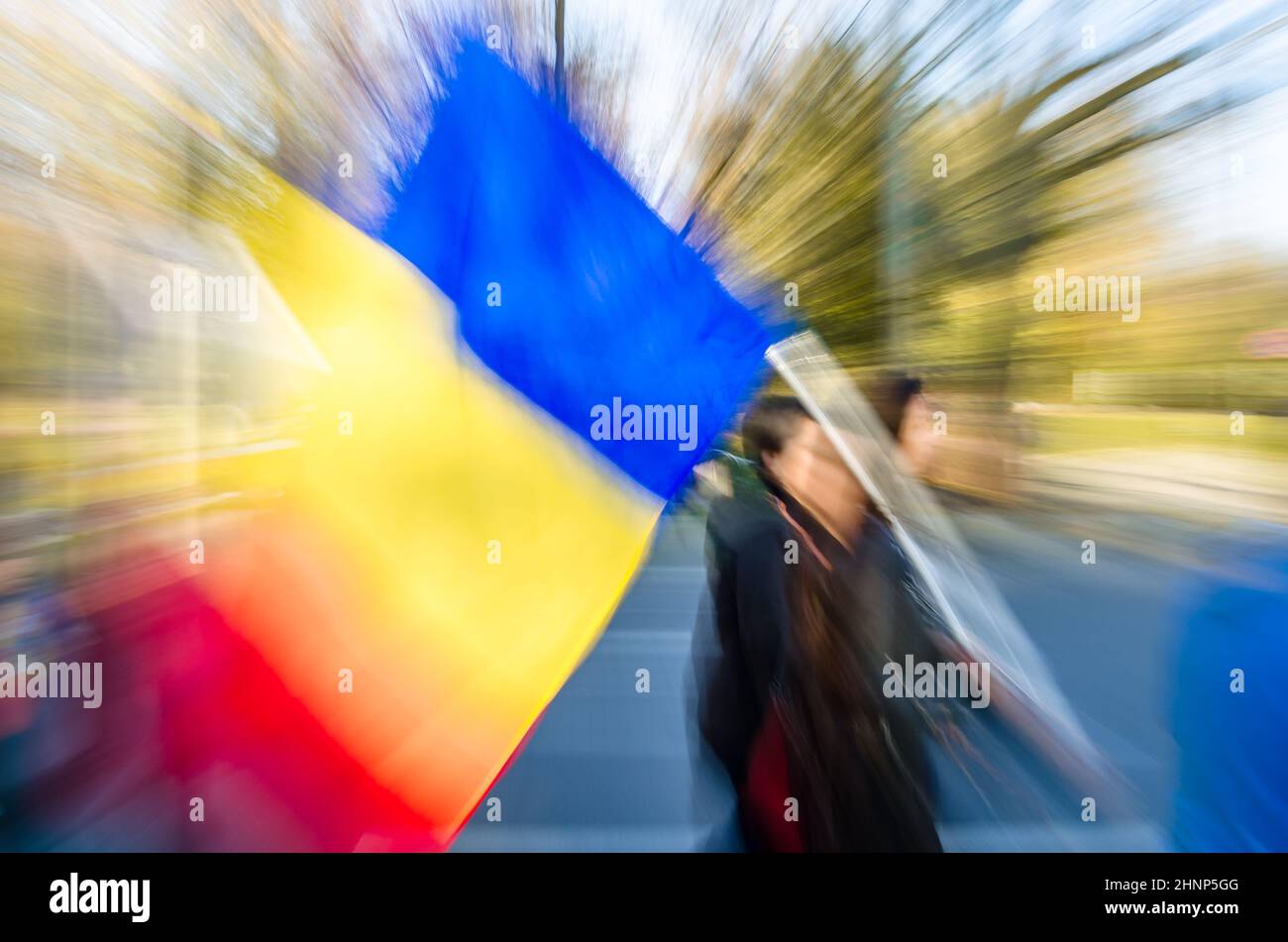Bandiera rumena trasportata durante una dimostrazione di strada Foto Stock