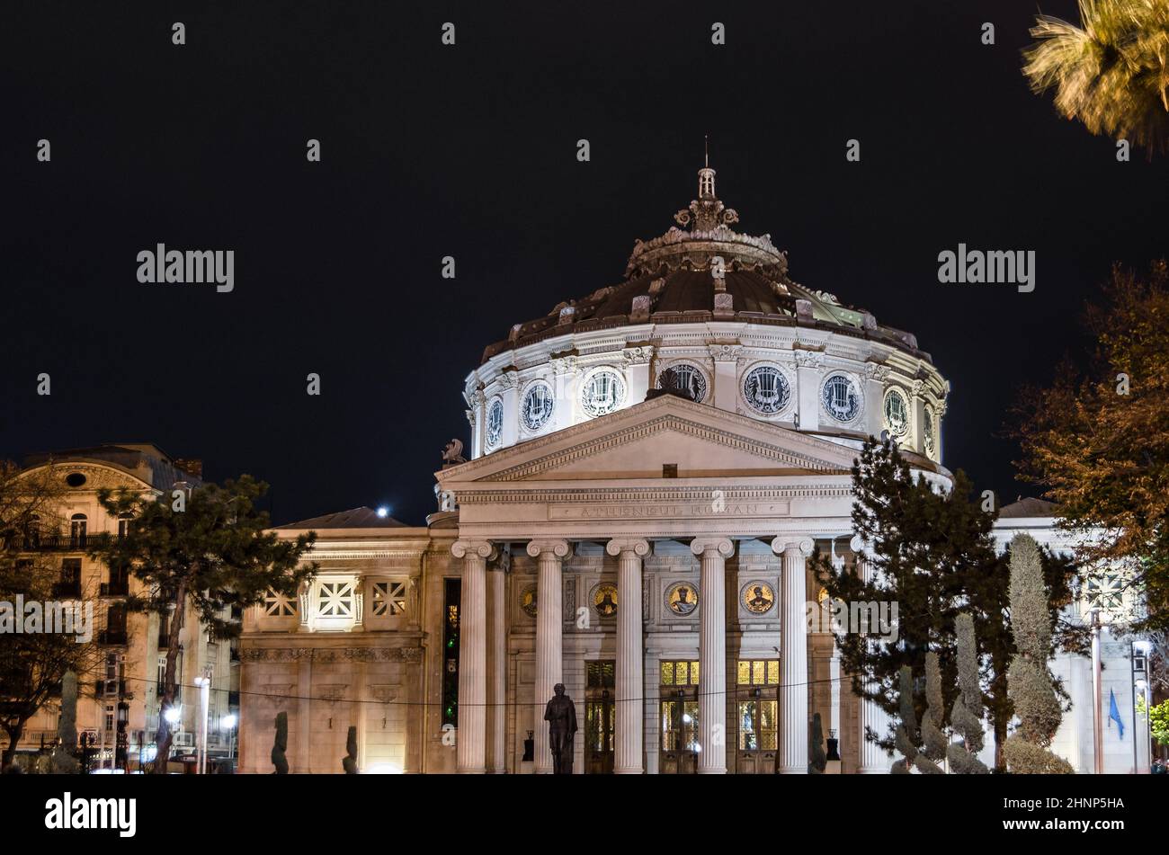 Vista notturna di un punto di riferimento a Bucarest, Romania Foto Stock