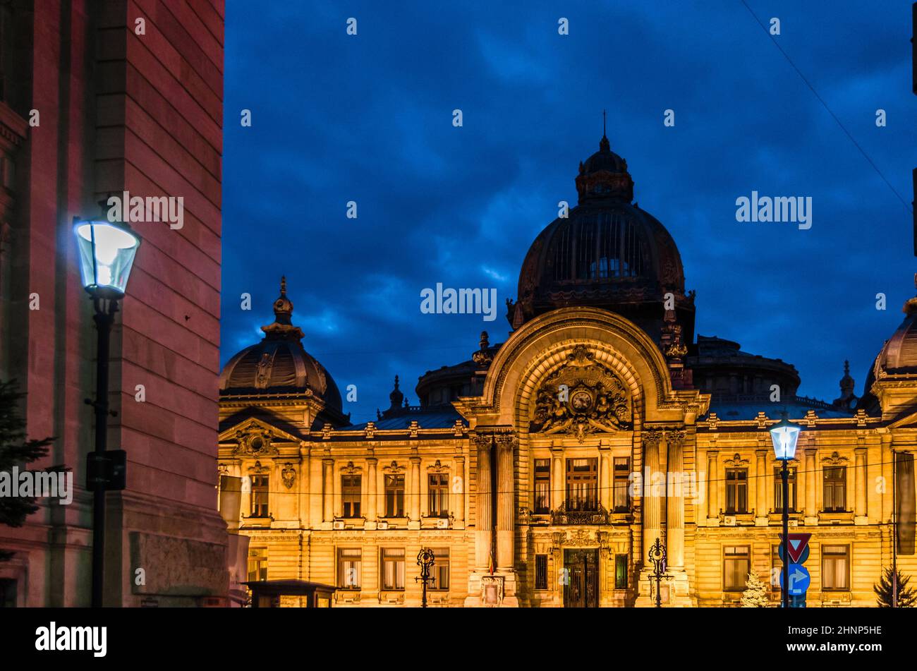 Scena urbana notturna a Bucarest, Romania Foto Stock
