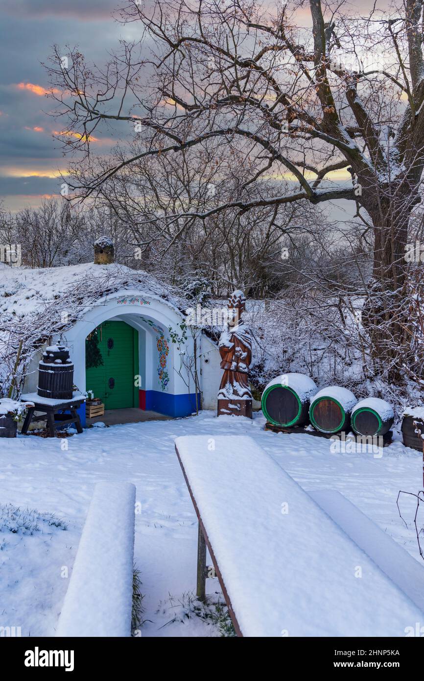 Gruppo di cantine tipiche all'aperto a Plze vicino Petrov, Moravia meridionale, Repubblica Ceca Foto Stock