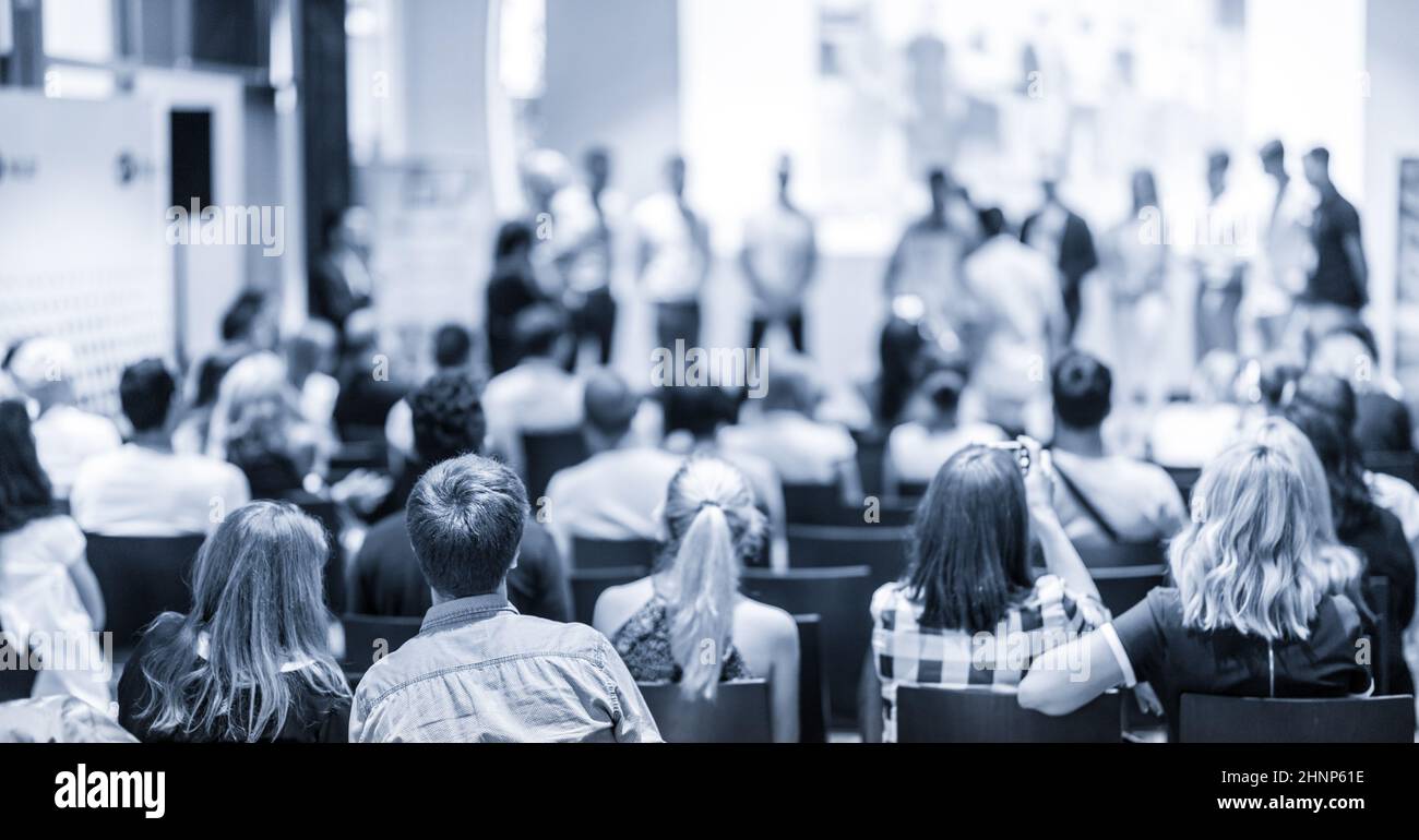 Young business team riceve premio al miglior progetto di impresa concorrenza evento. Foto Stock