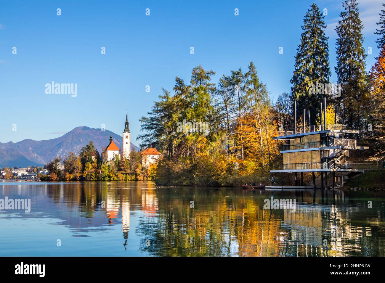 Lago di Bled con la chiesa di San Marys dell'Assunzione sulla piccola isola. Zaka, Bled, Slovenia, Europa Foto Stock