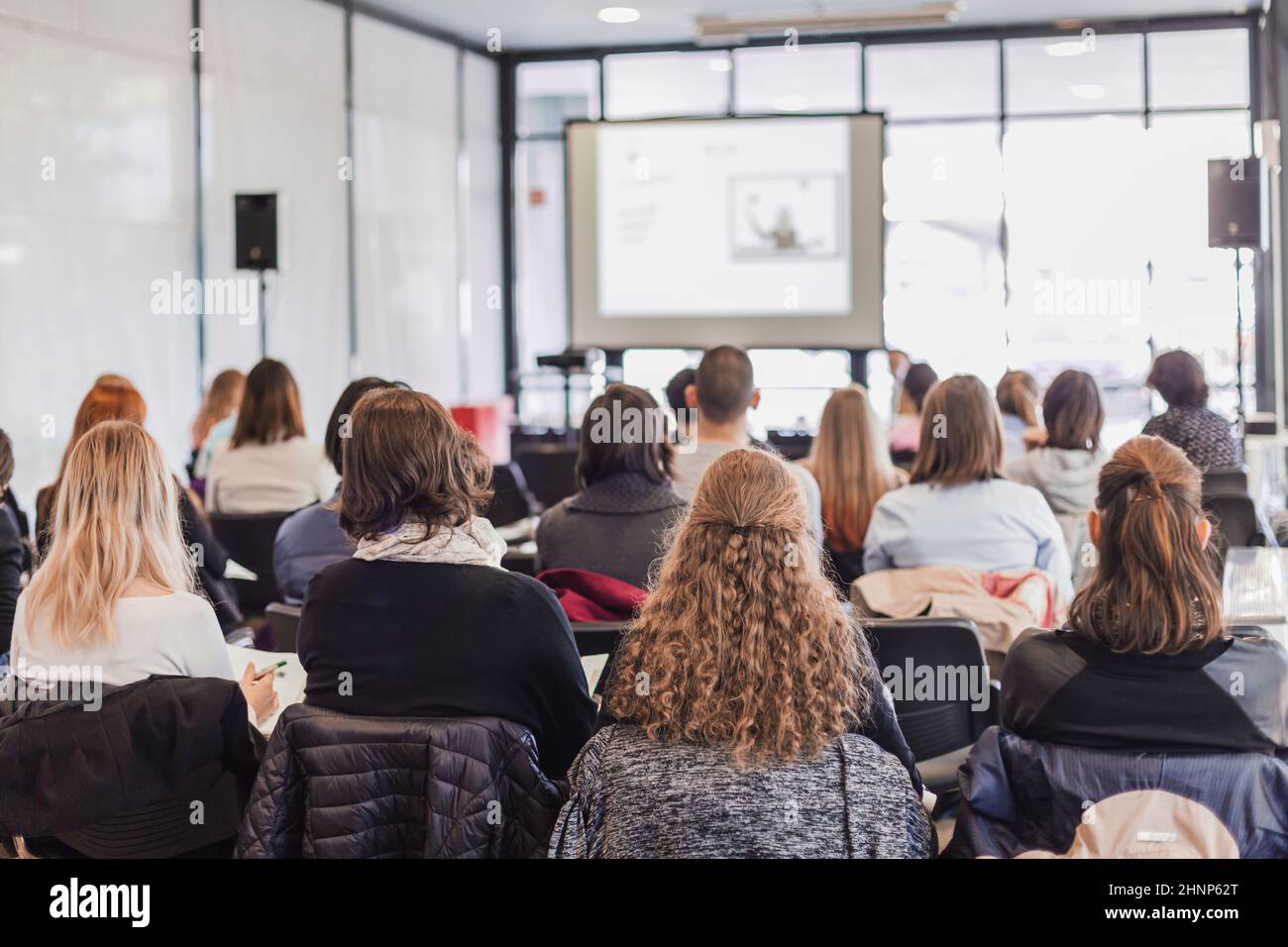 Pubblico nella sala conferenze. Concetto di impresa e di imprenditorialità. Foto Stock