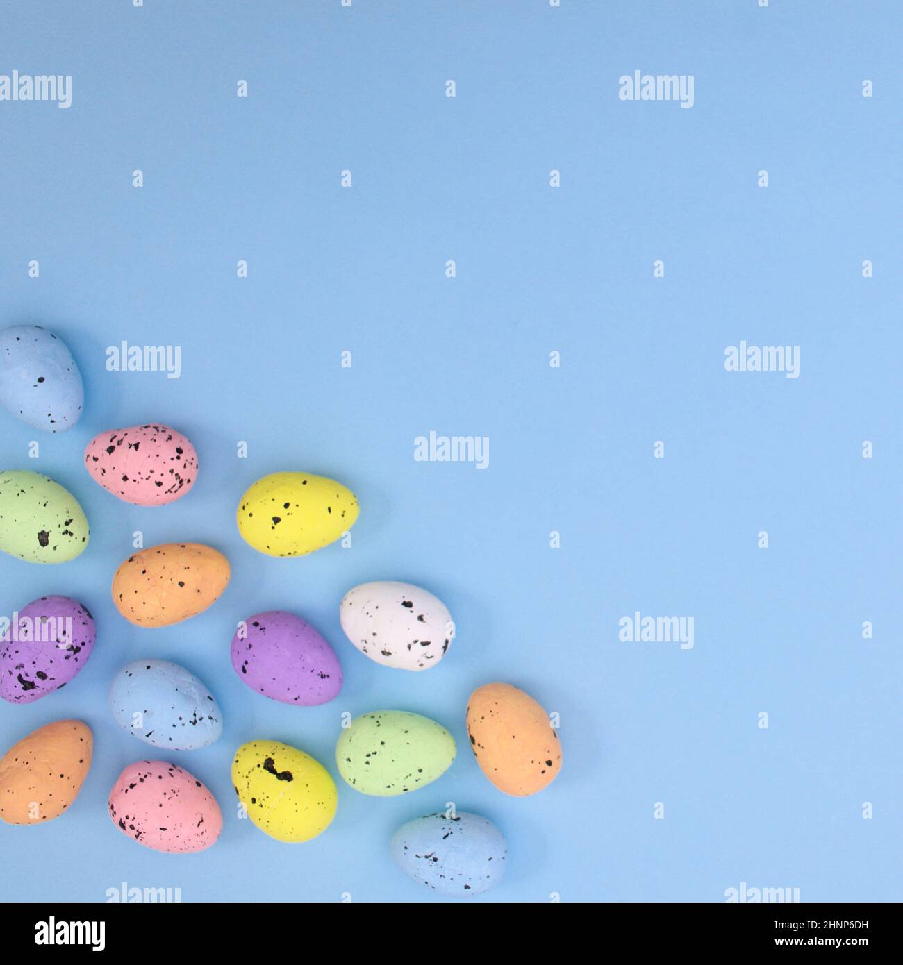 Arcobaleno uova colorate per Pasqua su sfondo blu pastello. Disposizione piatta minima Foto Stock