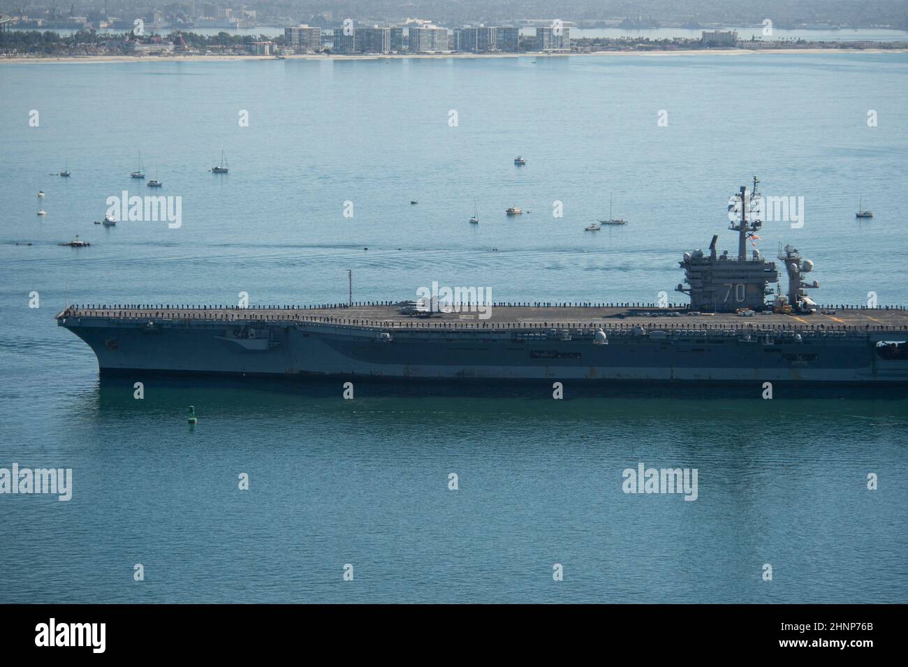 USS Carl Vinson (CVN 70) torna a casa dopo otto mesi di distribuzione. Foto Stock