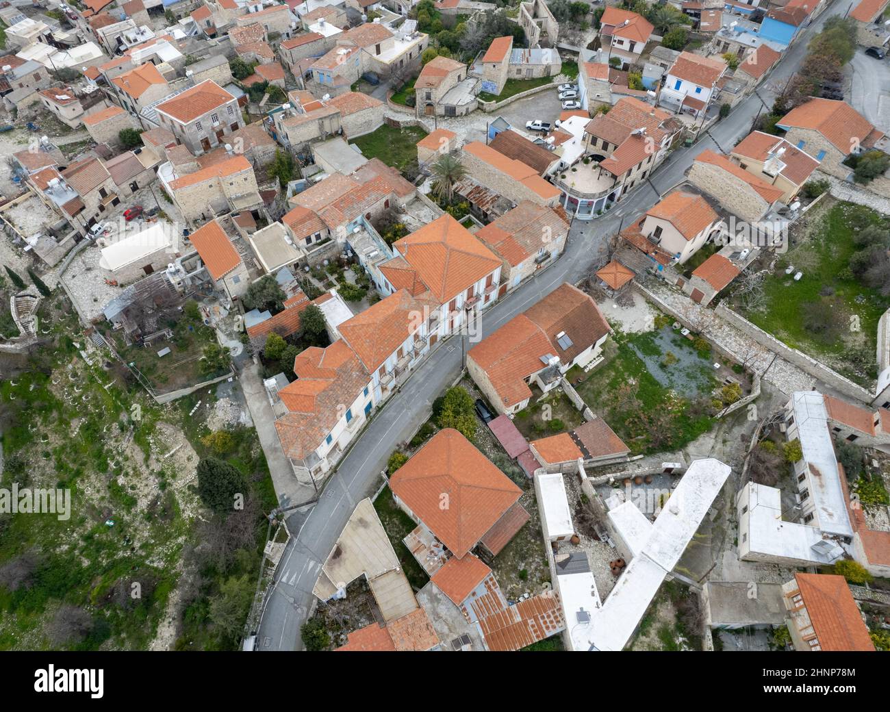 Scenario aereo con droni del tradizionale villaggio di montagna di Kato Drys . Distretto di Larnaca Cipro Foto Stock