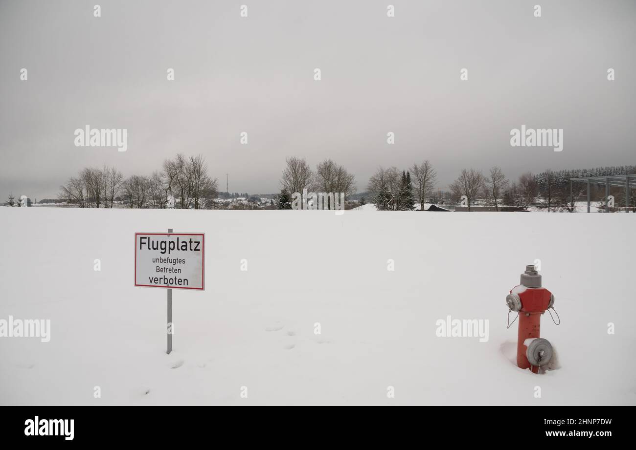 Idrante rosso con neve vicino alla città tedesca chiamata Winterberg Foto Stock