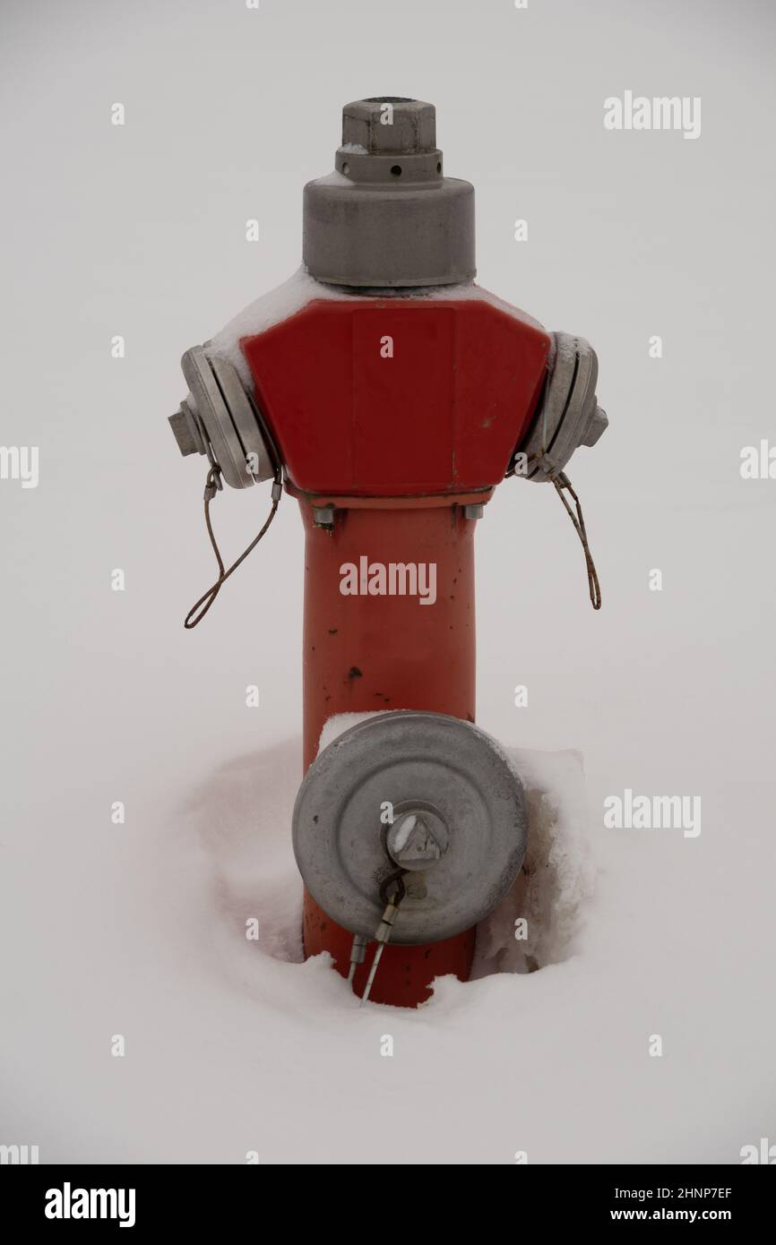 Idrante rosso con neve vicino alla città tedesca chiamata Winterberg Foto Stock