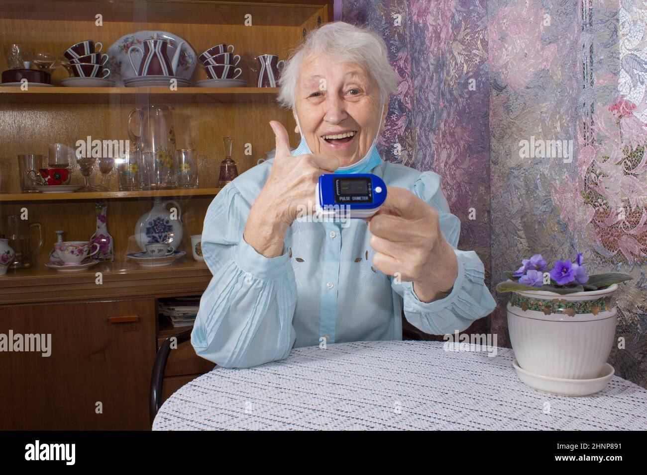 Utilizzo del pulsossimetro a casa per il test del livello di ossigeno nel sangue Foto Stock