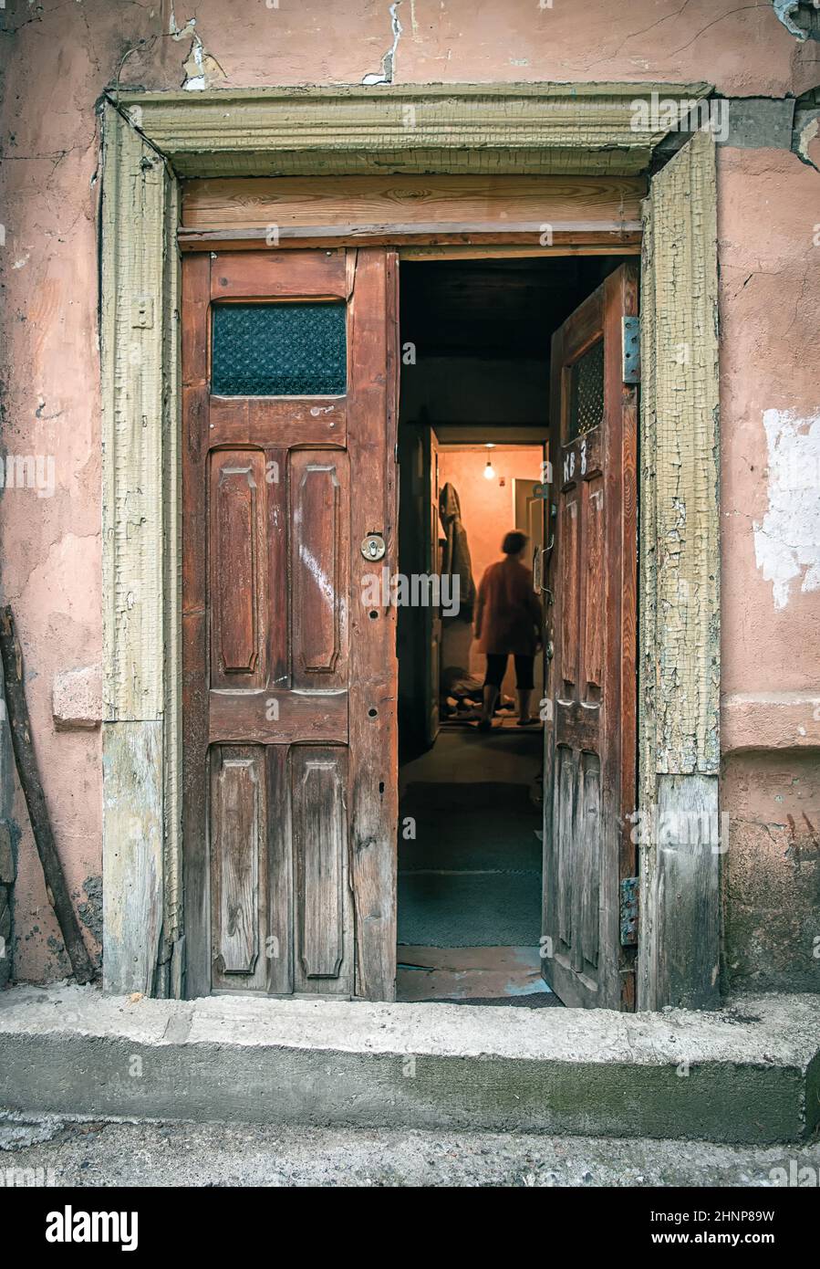 28th agosto 2016, Russia, vecchia porta con silhouette interna Foto Stock