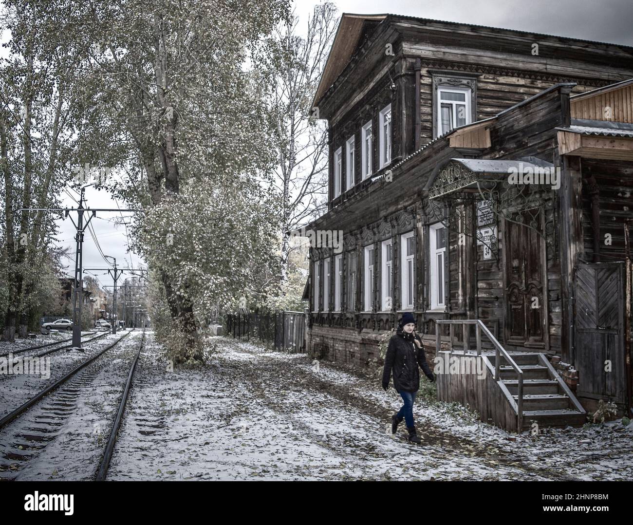 15th dell'ottobre 2016. Russia, donna cammina da vecchia casa Foto Stock