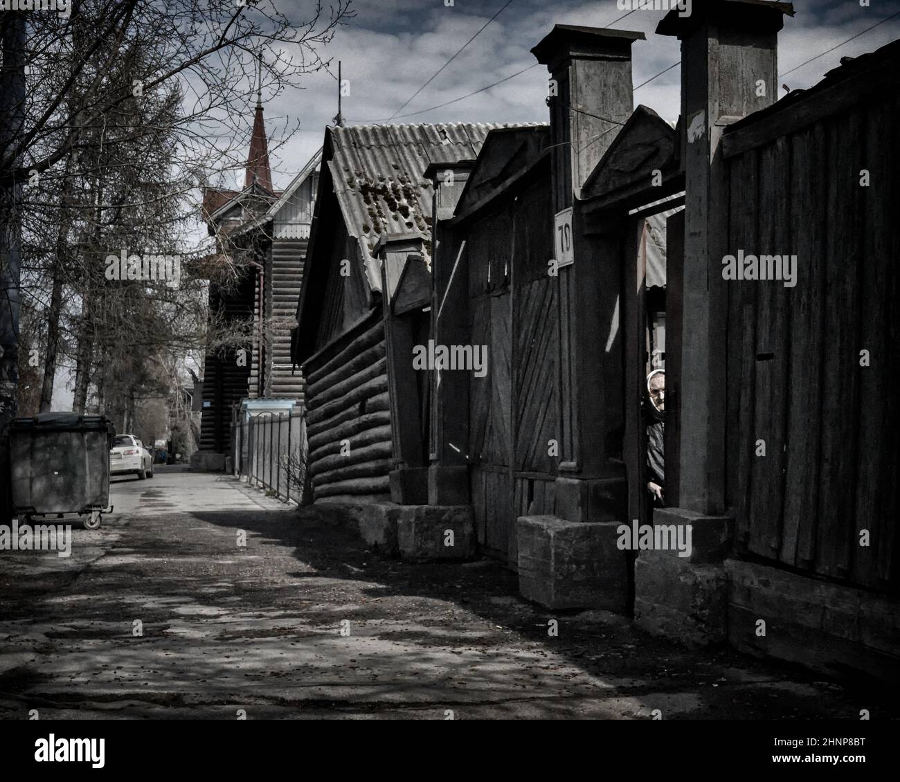 23rd aprile 2016, Russia, vecchia donna dietro la porta della sua casa Foto Stock