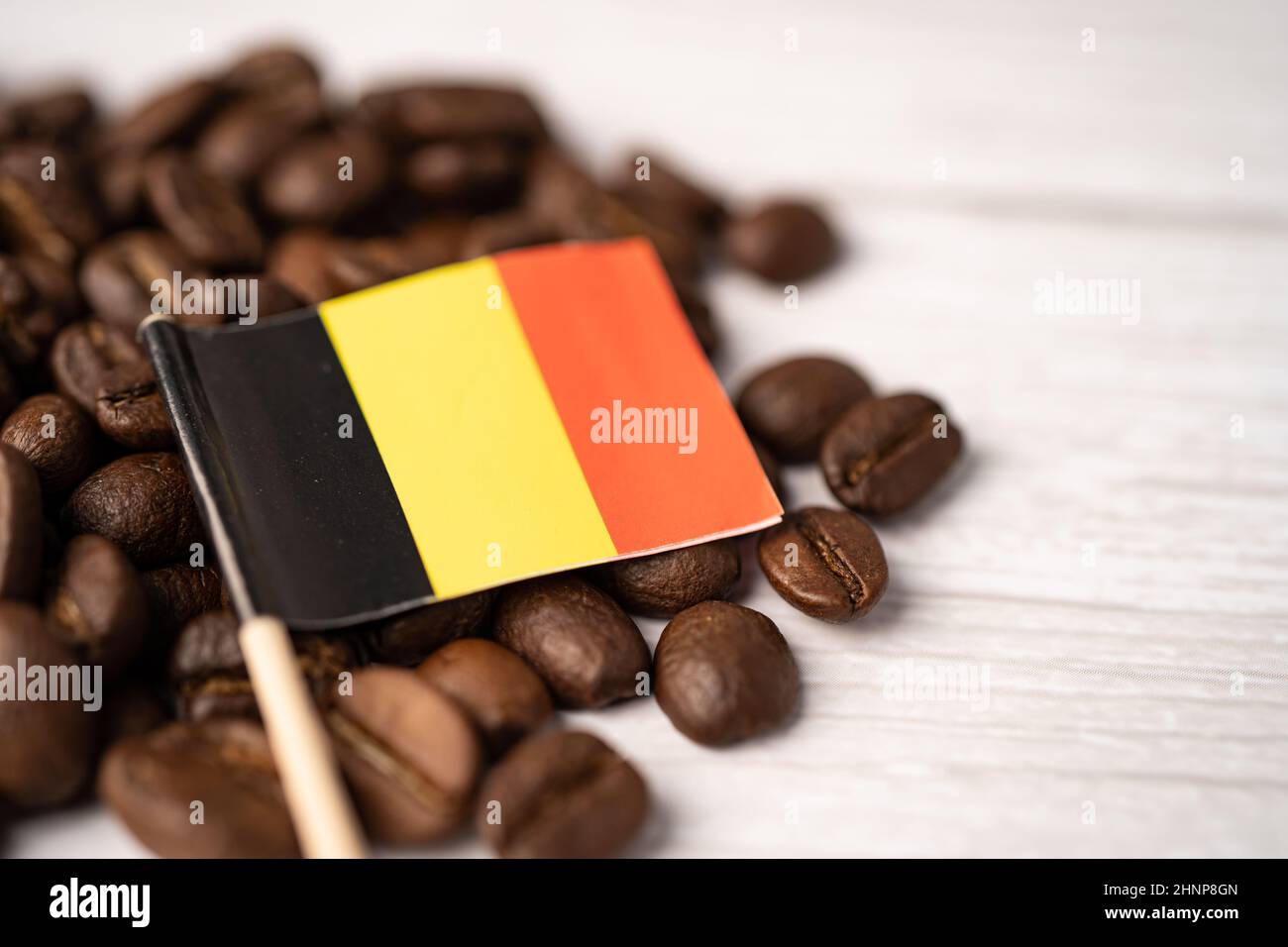 Bandiera della Germania sui chicchi di caffè; concetto di importazione di bevande alimentari. Foto Stock