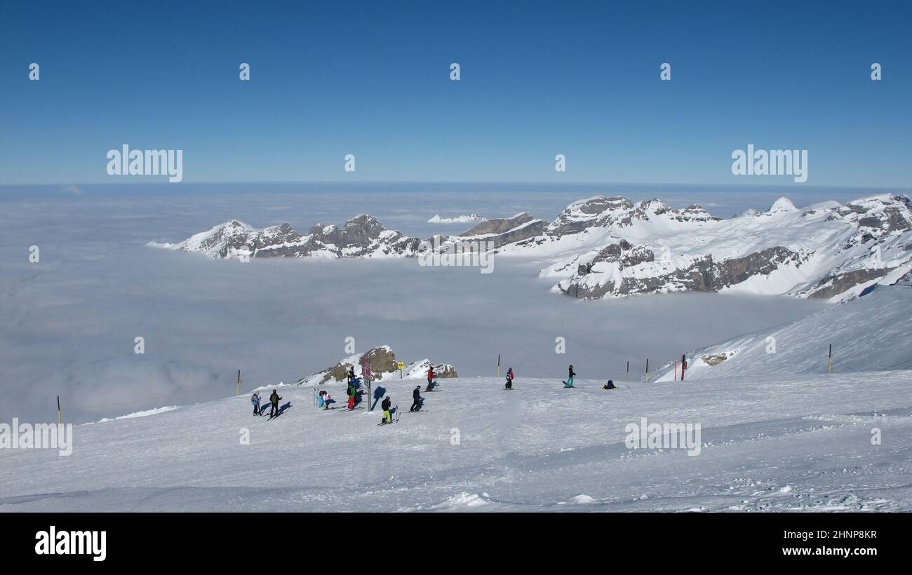 Sciatore in cima al Titlis, mare di nebbia e montagne Foto Stock