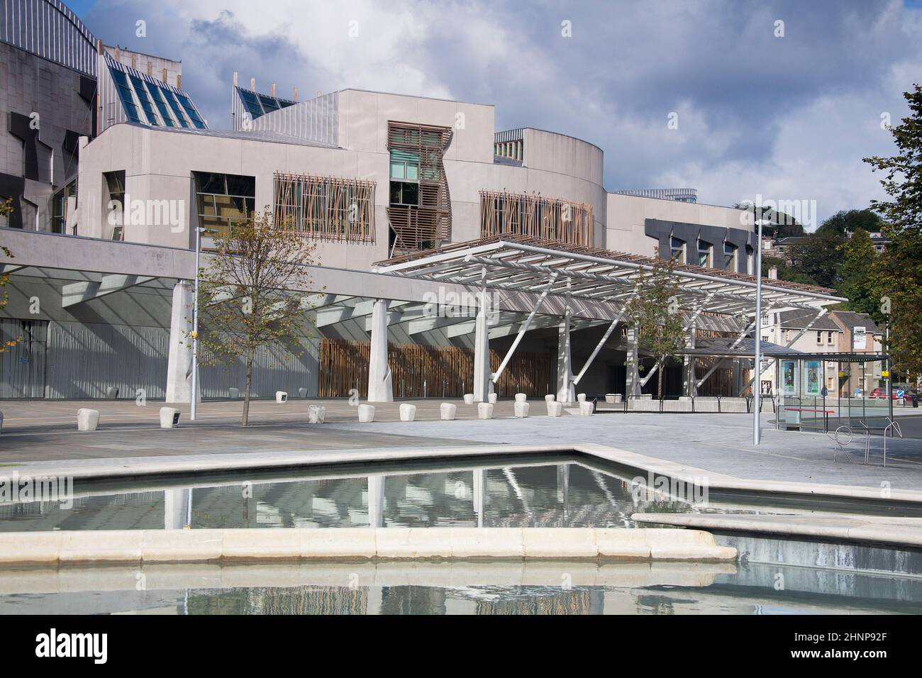 Edificio del Parlamento scozzese con riflessione in acqua Edimburgo Scozia Foto Stock