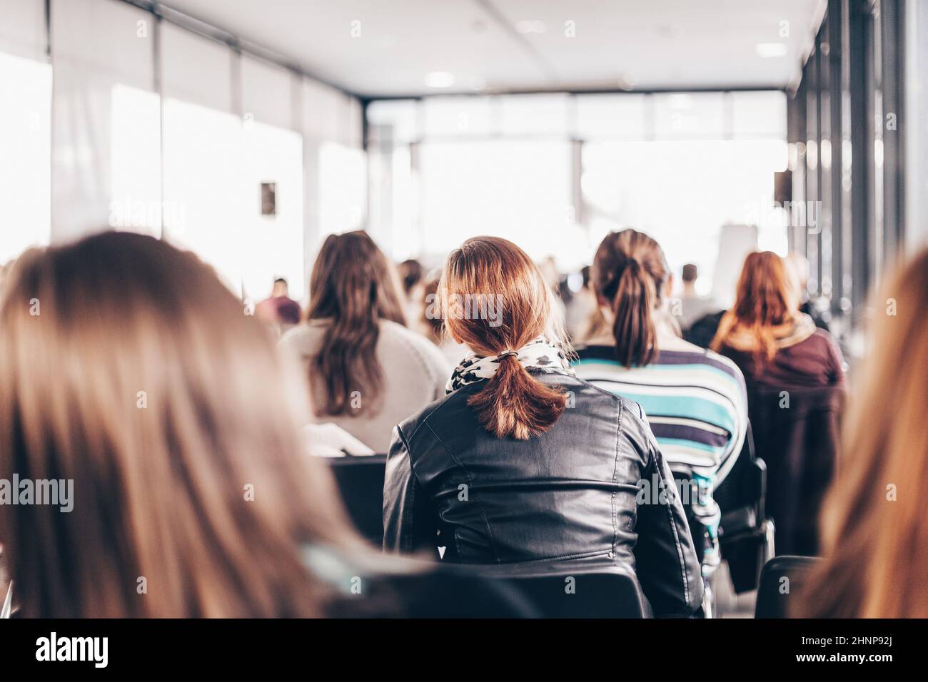 Pubblico nella sala conferenze. Concetto di impresa e di imprenditorialità. Foto Stock