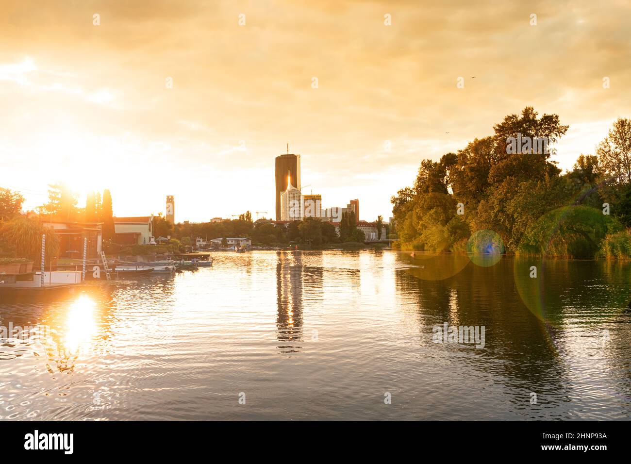 Vienna in estate. Romantico tramonto all'Alten Donau con vista sullo skyline Foto Stock