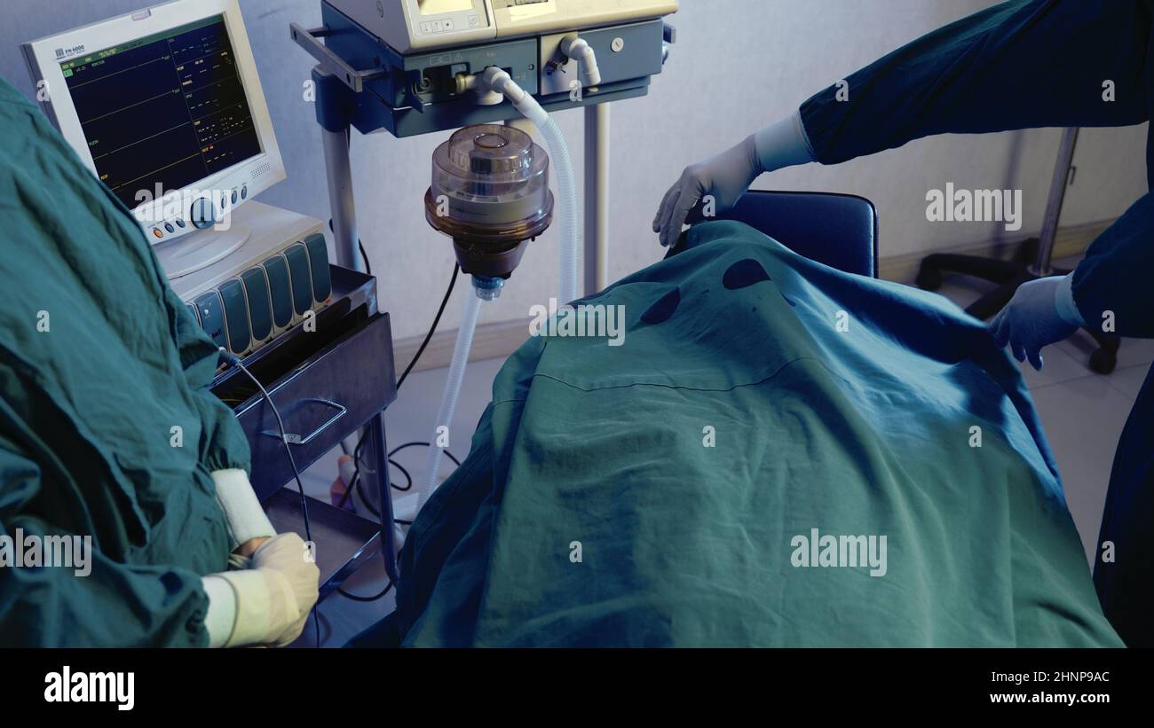 Paziente morto medico chirurgo coprire la faccia sul letto finito di operare Foto Stock