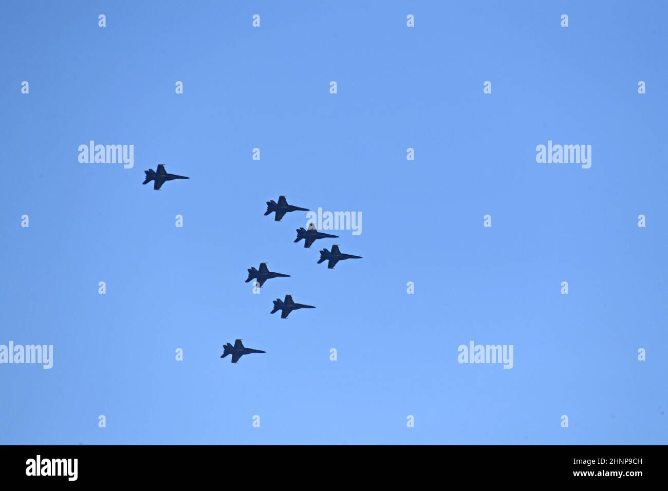 U S Navy Blue Angels si allineano per la loro formazione Delta su San Diego, California. Fotomolivolo nell'angolo in alto a sinistra. Foto Stock