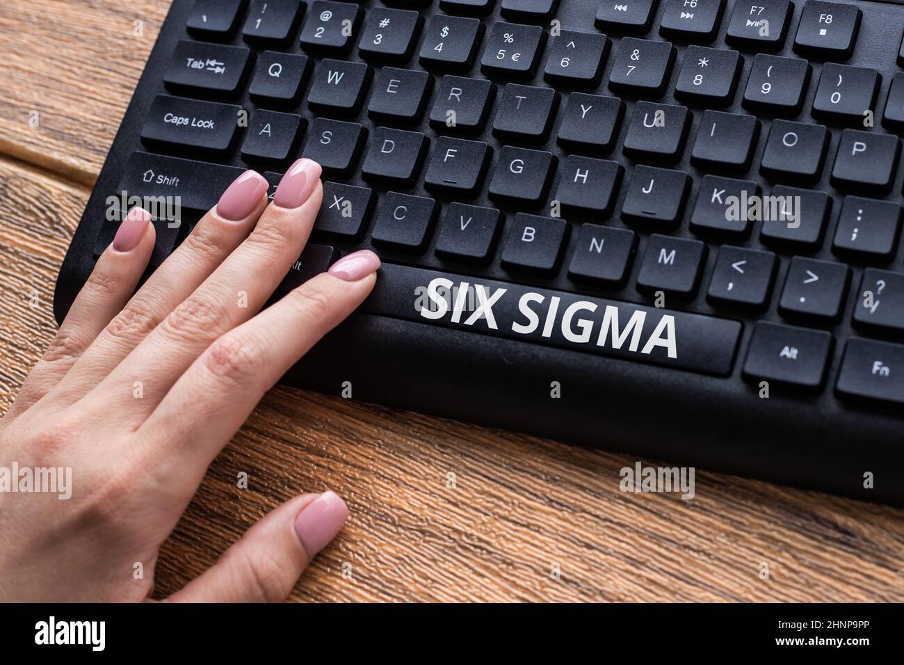 Ispirazione che mostra il segno Six Sigma. Set di foto concettuali di tecniche di gestione destinate a migliorare le mani del processo di business puntando premere computer tastiera tasti typewriting nuove idee. Foto Stock