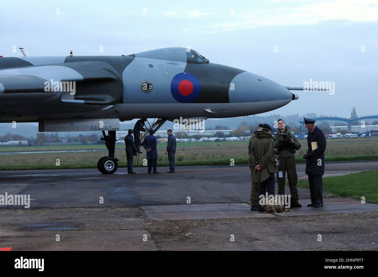 Re-enactors con XM655 a Wellesbourne Airfield. Foto Stock