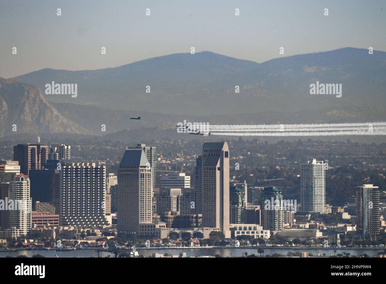 Navy Blue Angels Delta formazione, (con nave fotografica in testa), vola vicino a San Diego skyline durante un volo di USS Carl Vinson a San Diego. Foto Stock