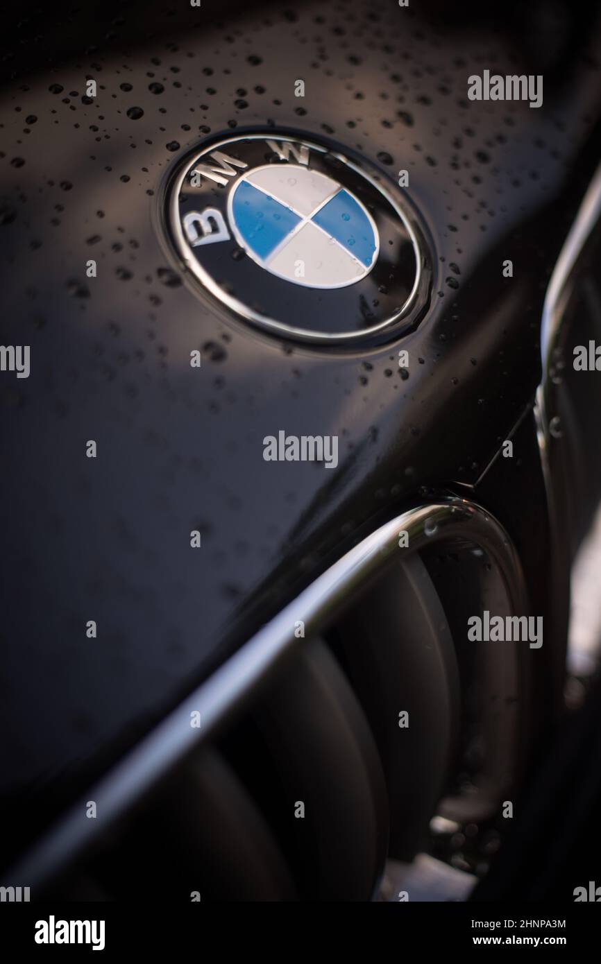 Cofano bagnato di un'auto BMW Foto Stock