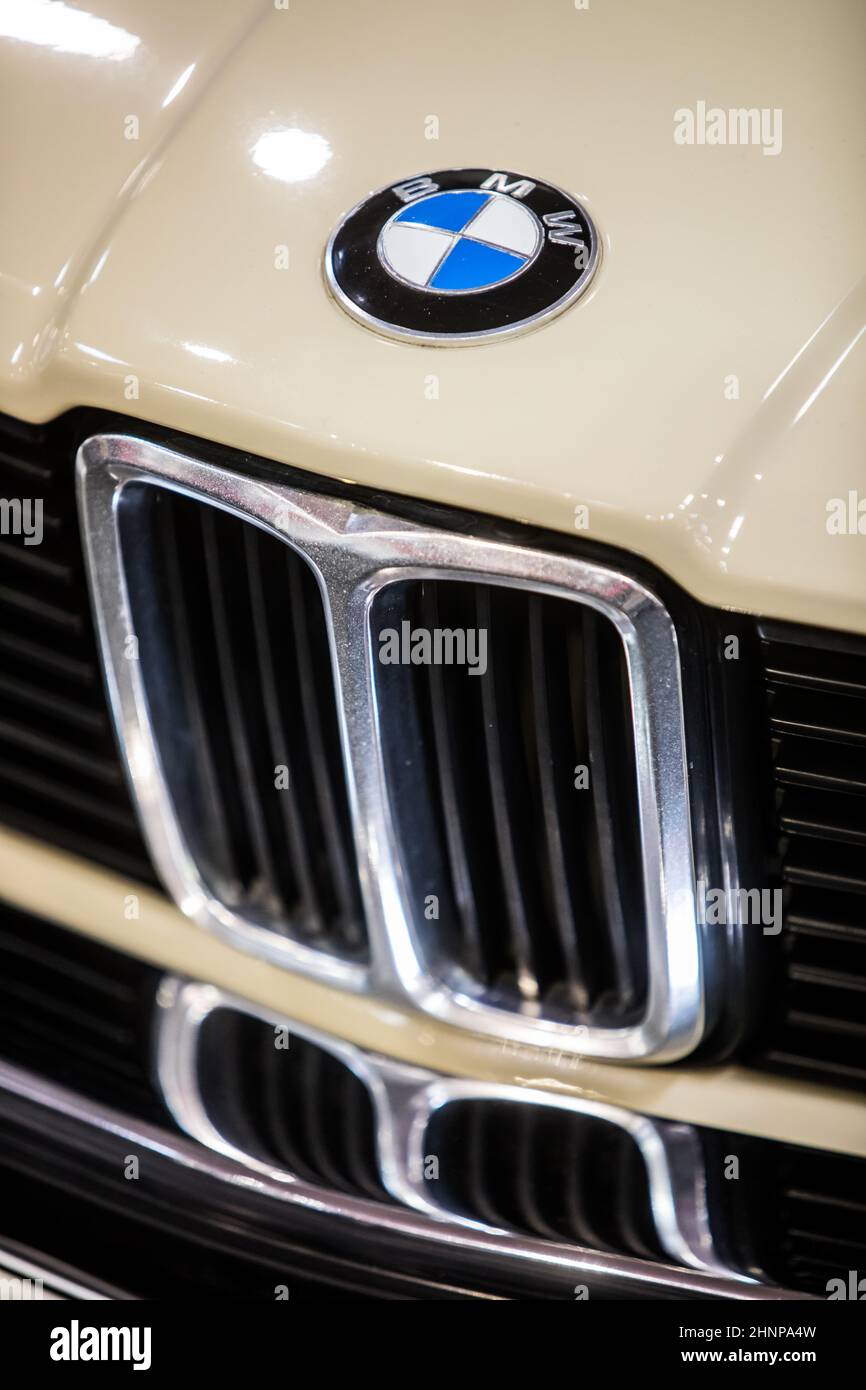 Cofano bianco di una vettura BMW Foto Stock