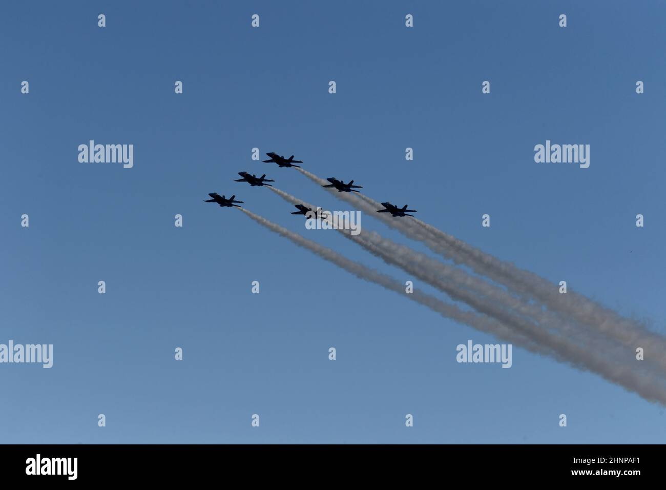 U S Navy Blue Angels Delta formazione passa sopra Cabrillo National Monument / Point Loma dopo il cavalcavia di USS Carl Vinson (CVN 70) a San Diego. Foto Stock