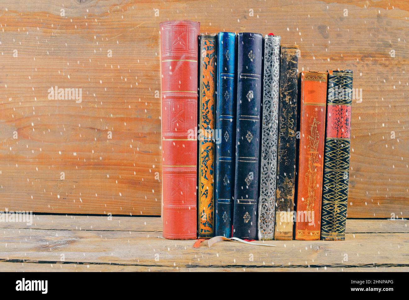 Libri sullo sfondo di legno su effetto neve. Vecchio vintage libri sullo sfondo di legno. Copia dello spazio. Concetto di lettura, istruzione e still life Foto Stock