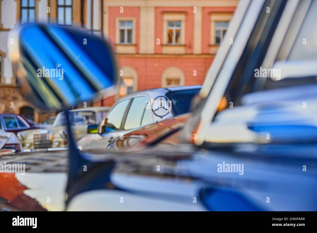 Logo Mercedes Benz su auto d'epoca. Mercedes-Benz è un'azienda automobilistica tedesca. Il marchio è utilizzato per automobili di lusso, autobus, pullman e camion. Foto Stock