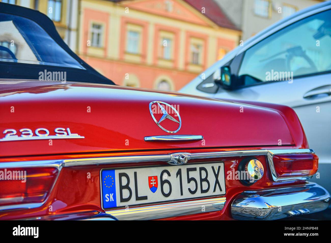 Logo Mercedes Benz su un'auto d'epoca rossa. Mercedes-Benz è un'azienda automobilistica tedesca. Il marchio è utilizzato per automobili di lusso, autobus, pullman e camion. Foto Stock