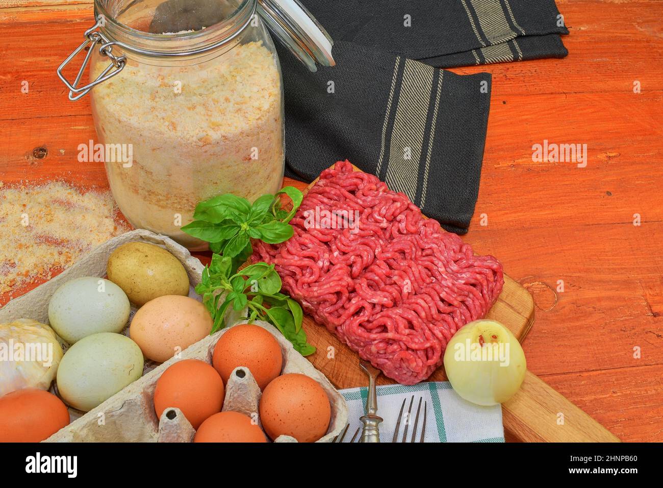 Raw fatti in casa a base di carne trita con uovo e erbe closeup, vista  dall'alto Foto stock - Alamy