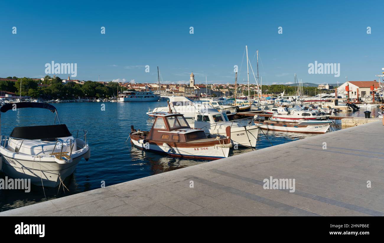 Vista sul porto fino alla città vecchia di Krk sull'isola omonima nel Mare Adriatico in Croazia Foto Stock