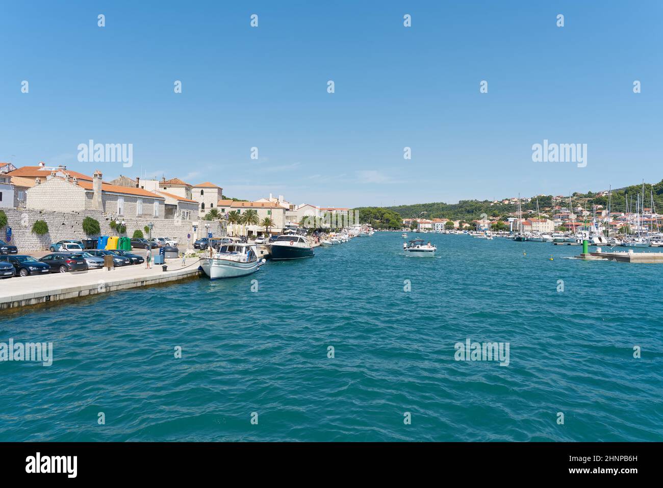 Entrando nel porto della città di Rab sull'isola omonima in Croazia sul mare Adriatico Foto Stock