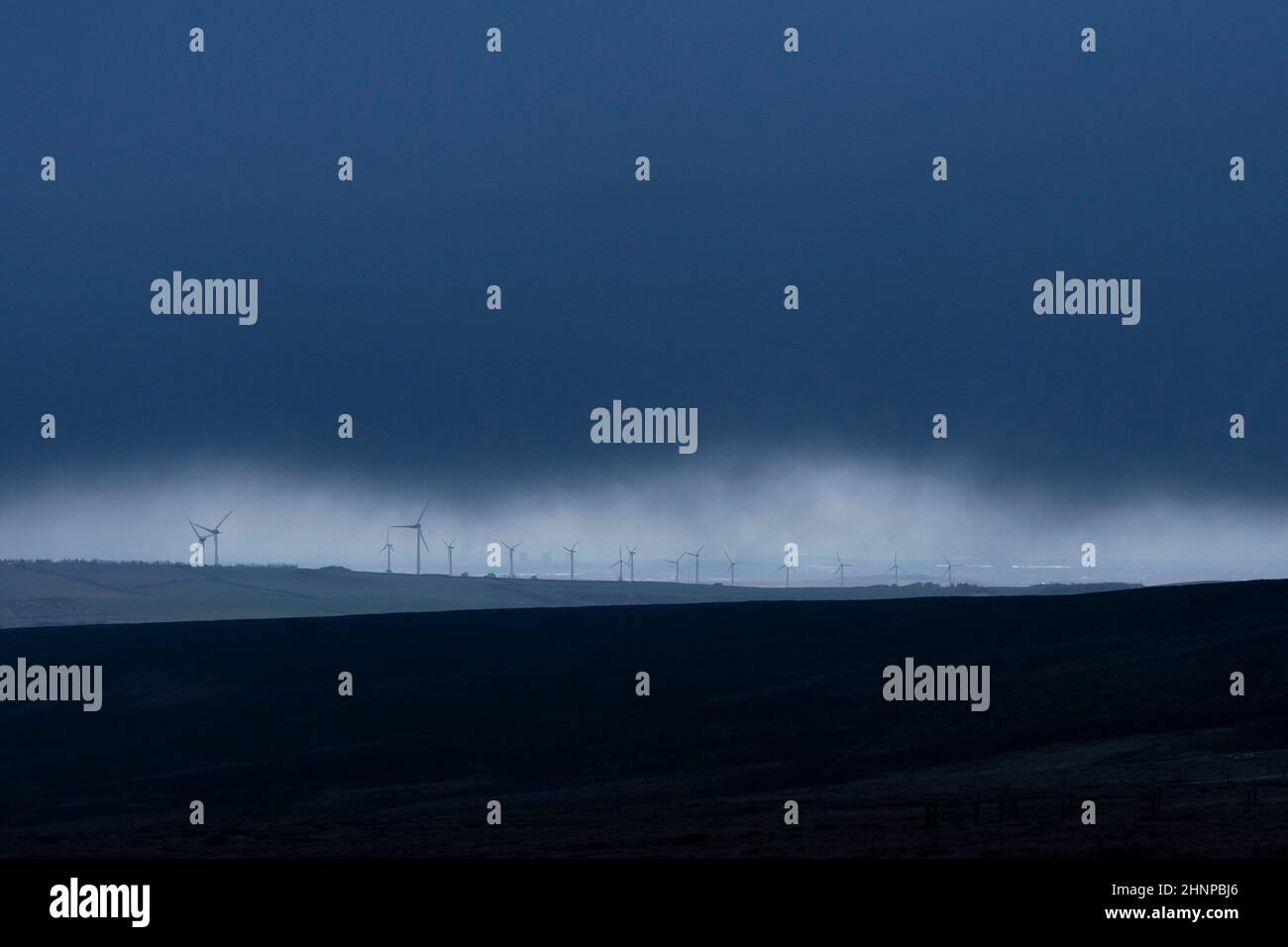 Glossop, Regno Unito, 17th febbraio 2022. Le turbine eoliche sono viste nel Derbyshire come un raro avvertimento di tempo rosso per le parti costiere del Galles del Sud e l'Inghilterra sud-occidentale è emessa dal MET Office prima di quella che potrebbe essere la tempesta peggiore per colpire il Regno Unito in 30 anni. Storm Eunice dovrebbe arrivare alle 5am di venerdì, portando il tempo potenzialmente pericoloso per gran parte del paese, Derbyshire, Regno Unito. Credit: Jon Super/Alamy Live News. Foto Stock