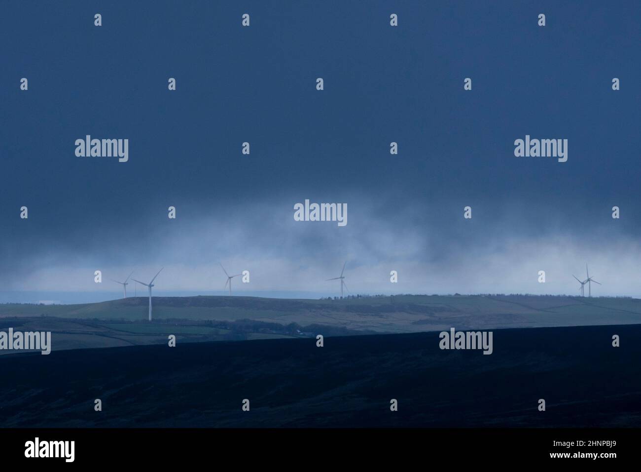 Glossop, Regno Unito, 17th febbraio 2022. Le turbine eoliche sono viste nel Derbyshire come un raro avvertimento di tempo rosso per le parti costiere del Galles del Sud e l'Inghilterra sud-occidentale è emessa dal MET Office prima di quella che potrebbe essere la tempesta peggiore per colpire il Regno Unito in 30 anni. Storm Eunice dovrebbe arrivare alle 5am di venerdì, portando il tempo potenzialmente pericoloso per gran parte del paese, Derbyshire, Regno Unito. Credit: Jon Super/Alamy Live News. Foto Stock