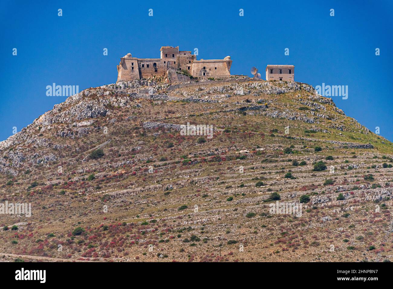 Il Castello di Santa Caterina, in cima ad una collina di fronte al porto di Favignana, una delle isole Egadi in Sicilia Foto Stock