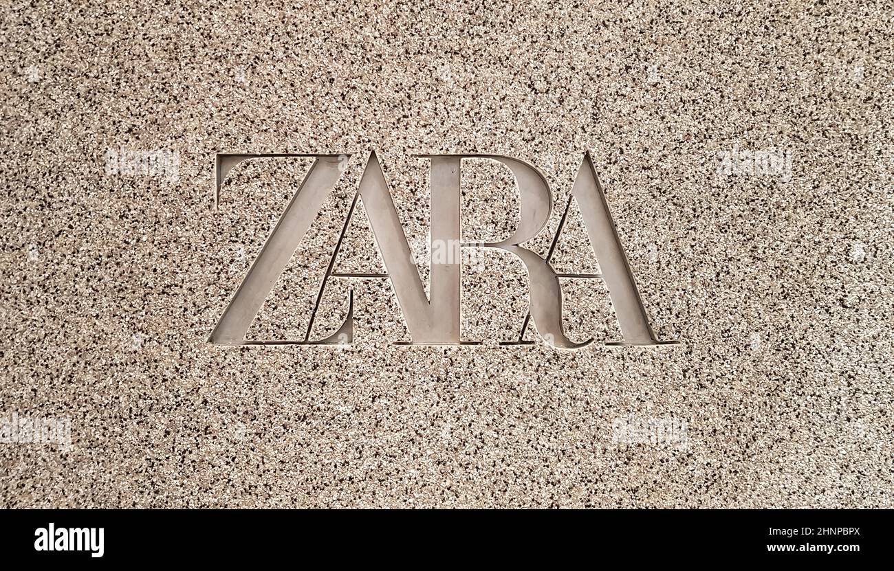 Nuovo logo per un marchio di moda in un centro commerciale. Negozio Zara.  Rivenditore spagnolo di
