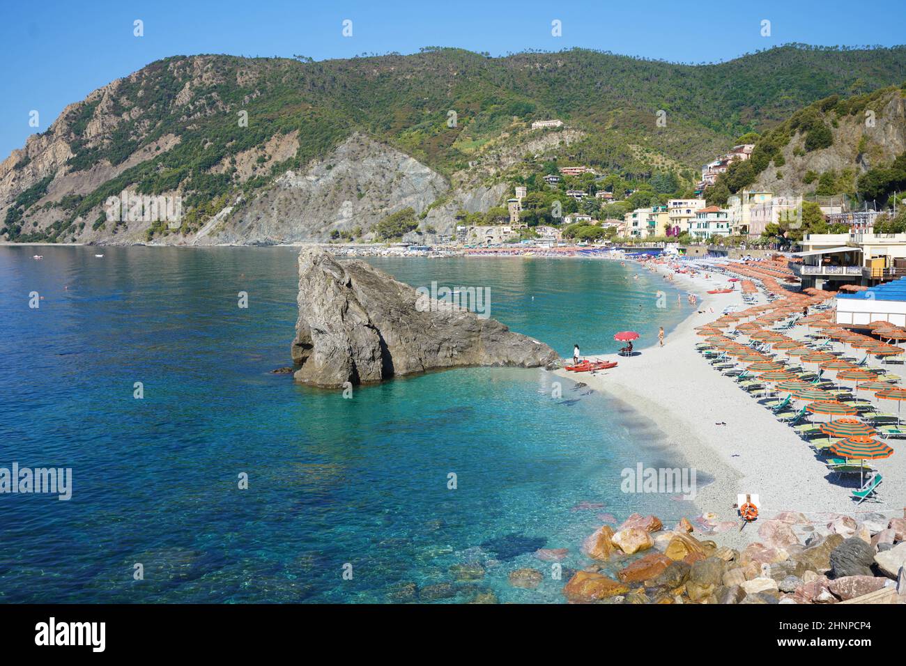 Monterosso con ombrelloni sul Parco Nazionale delle cinque terre, Monterosso al Mare, Liguria, Italia Foto Stock